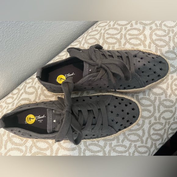 Universal Thread shoes - Picture 3 of 4